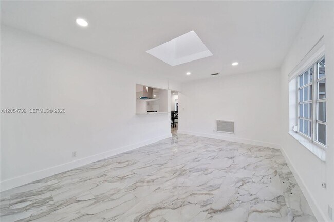 Building Photo - 1102 NE 117th St