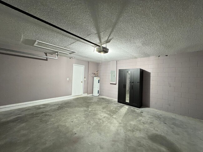 Building Photo - INCREDIBLE BIG AND BEAUTIFUL 4 bed, and 2....
