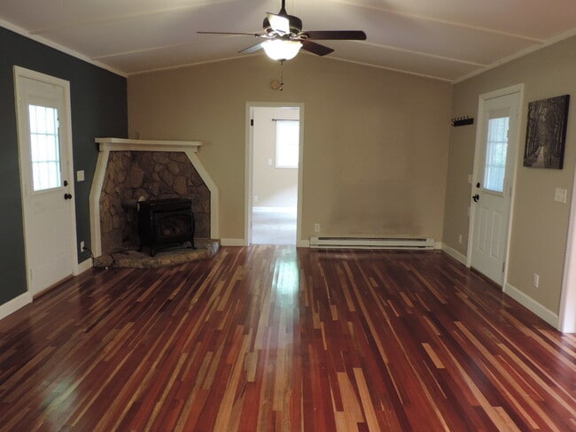 Building Photo - Great 3/2.5 in Vilas, just minutes to Boone! Available in June!
