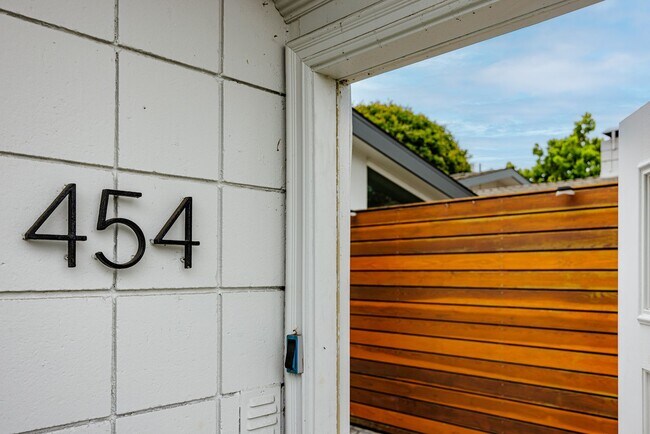 Foto del edificio - Upgraded Newport Beach Townhouse in Park Lido!