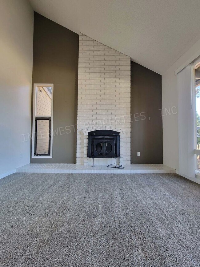 Foto del edificio - 3 BR Townhome- Wonderful Privacy Deck in Beaverton with 1 Car Garage & A/C!