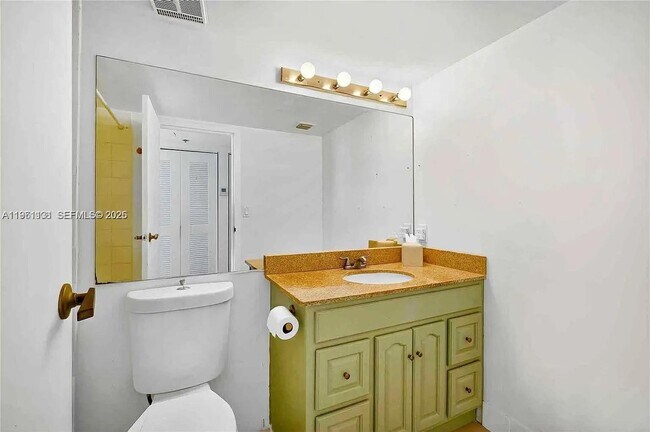 Foto del edificio - 7601 E Treasure Dr