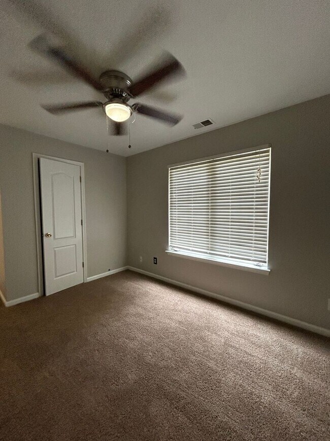 Building Photo - Welcome to this charming 3 bedroom, 2 bath...