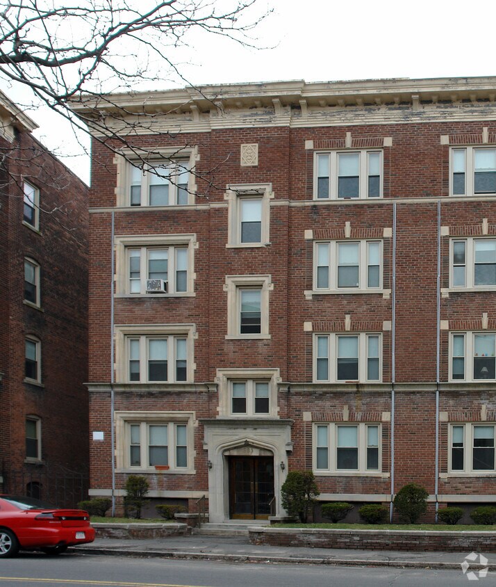 Building Photo - 583 Pleasant St