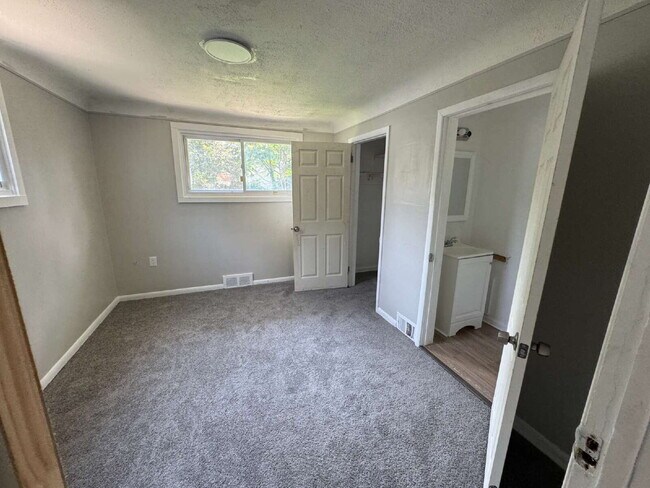 Foto del edificio - Discover Comfort and Convenience in Harper...