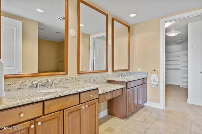 Foto del edificio - 2211 E Camelback Rd