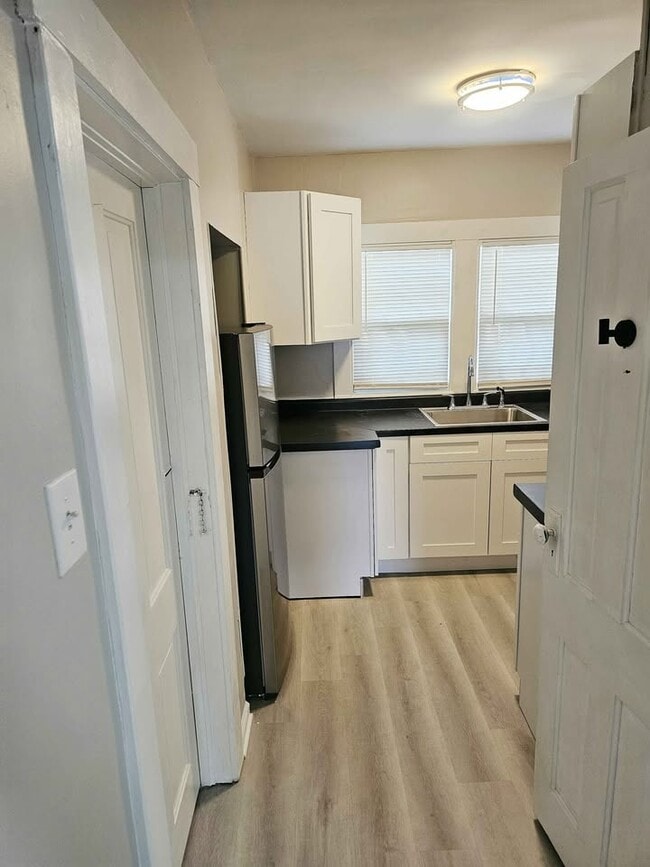 Building Photo - 313 Elm St