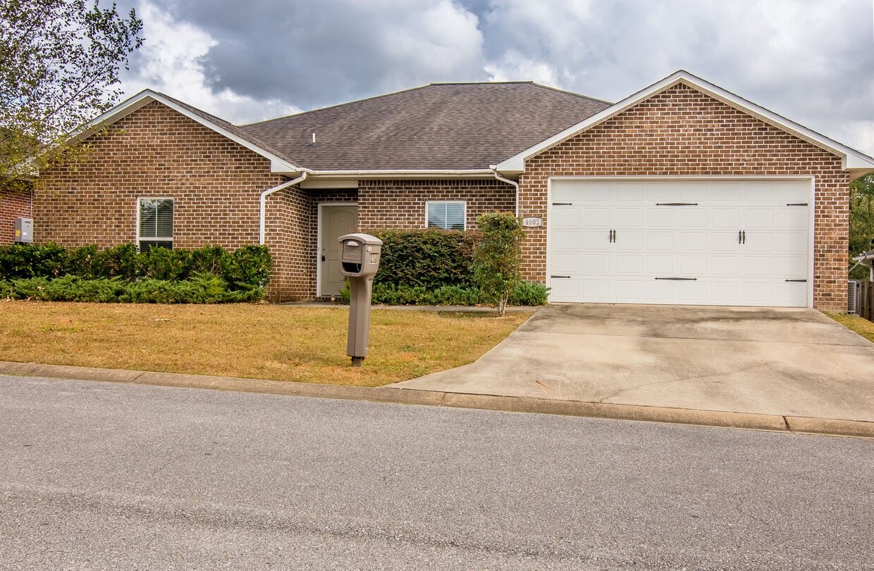 Foto principal - 4 bedroom / 3 bath in Crestview. SOUTH of ...