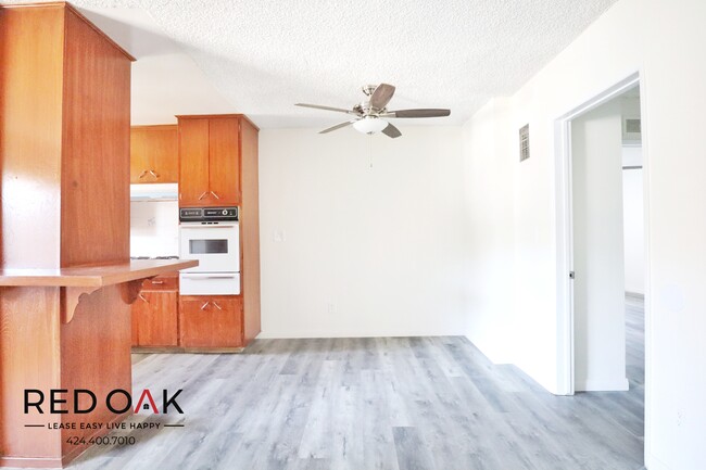 Foto del edificio - 7508 Canby Ave