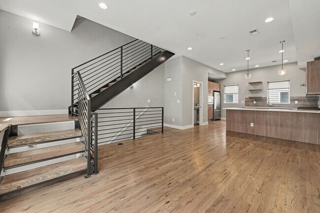 Foto del edificio - 2 Bed, 1 Bath Townhouse with Roof Top Deck
