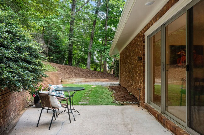Building Photo - 2117 N Lakeshore Dr