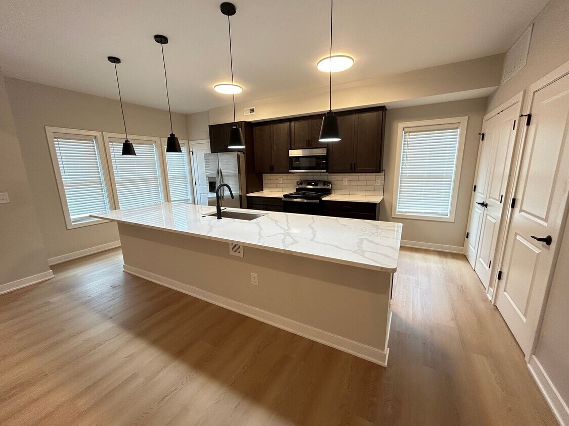 Foto principal - BRAND NEW BUILD- 6 BEDROOMS + 5.5 BATHS + ...