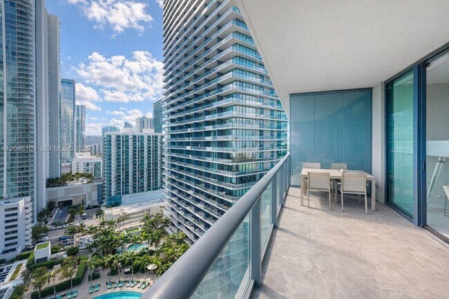 Foto del edificio - 650 NE 32nd St