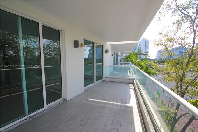 Foto del edificio - 6362 Collins Ave