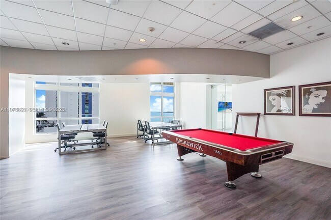 Foto del edificio - 300 S Biscayne Blvd