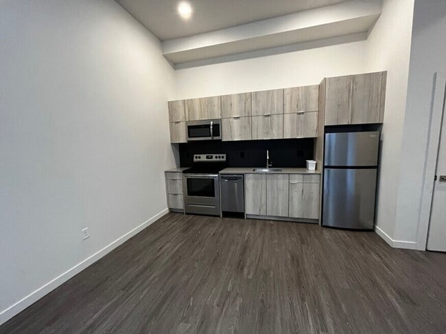 Interior Photo - MF 16 - N. Sumner