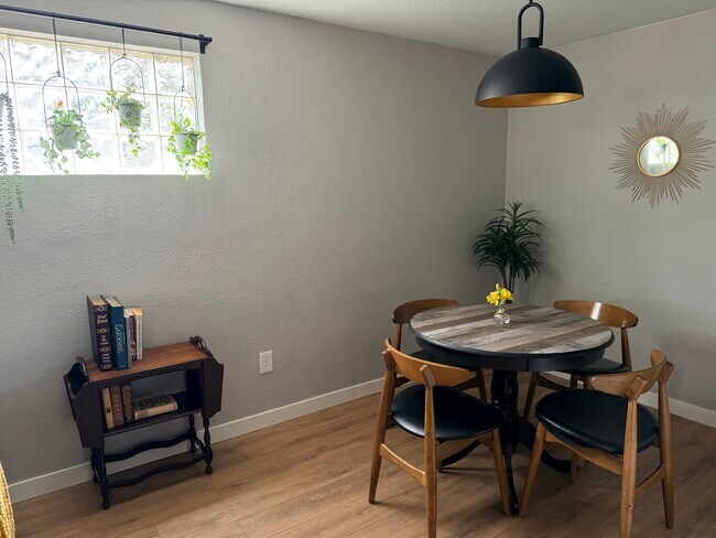 Comedor - 130 S Hibbert