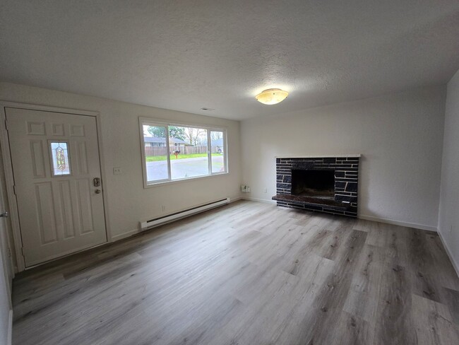 Foto del edificio - BRIER Cute 4 Bedroom Rambler with Fenced Yard