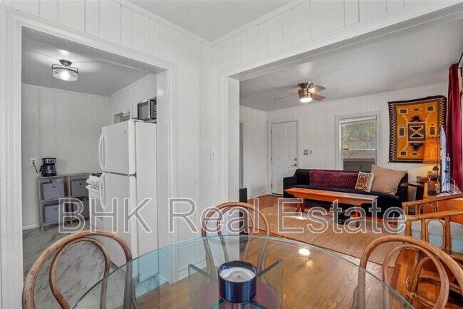 Foto del edificio - 1915 Clover Ln