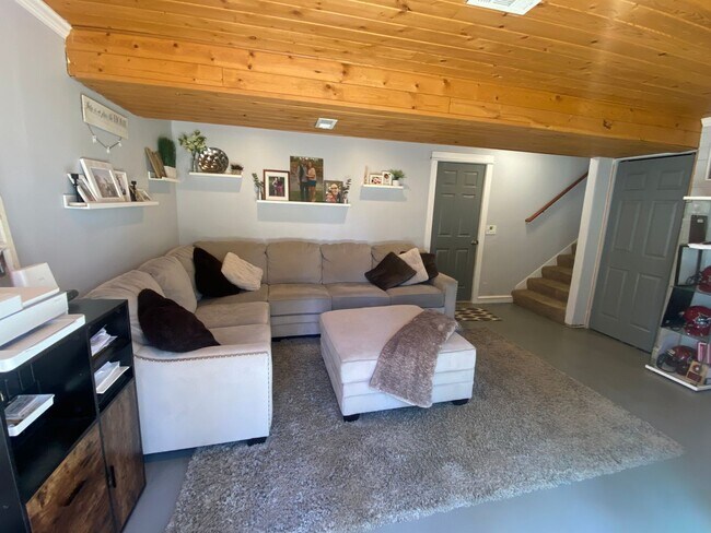 Foto del edificio - Beautifully Maintained 3 Bedroom 2 Bath Home with Garage and Fenced Yard! Pets Welcome!