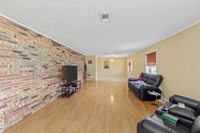Building Photo - 1412 W McNeese St