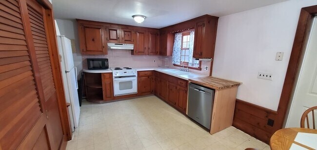 Foto del edificio - 129 1/2 Summer Street Unit