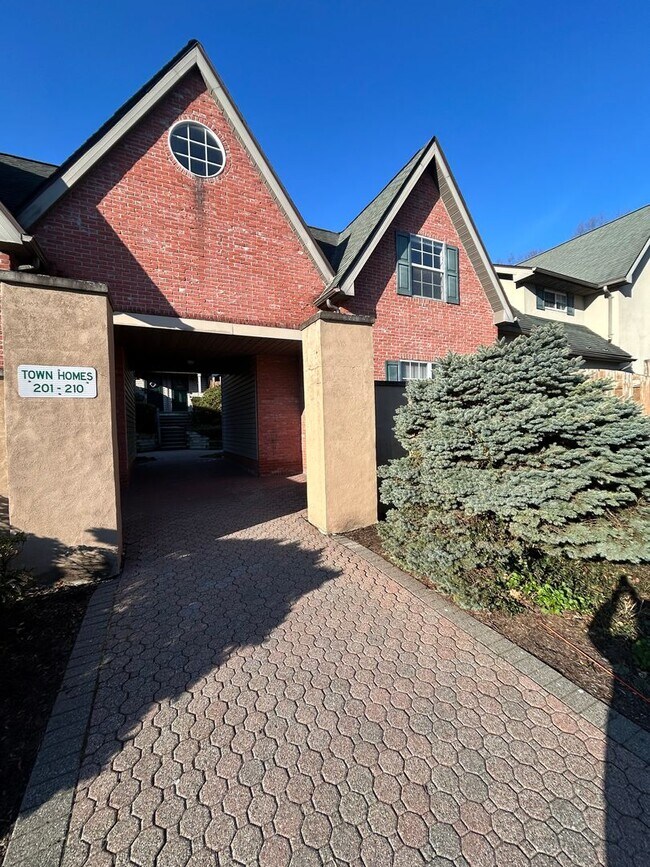Foto del edificio - Delightful Town House Three-bedroom, Two-bathroom with a Large Bonus Room in East Stroudsburg
