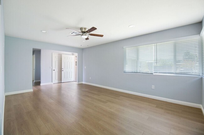 Foto del edificio - FULLY RENOVATED 2 Bedroom/ 2 bathroom cond...