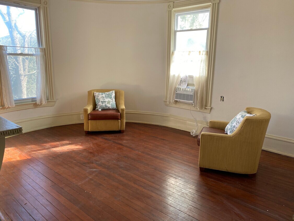 Studio Room - 401 E Duffy St