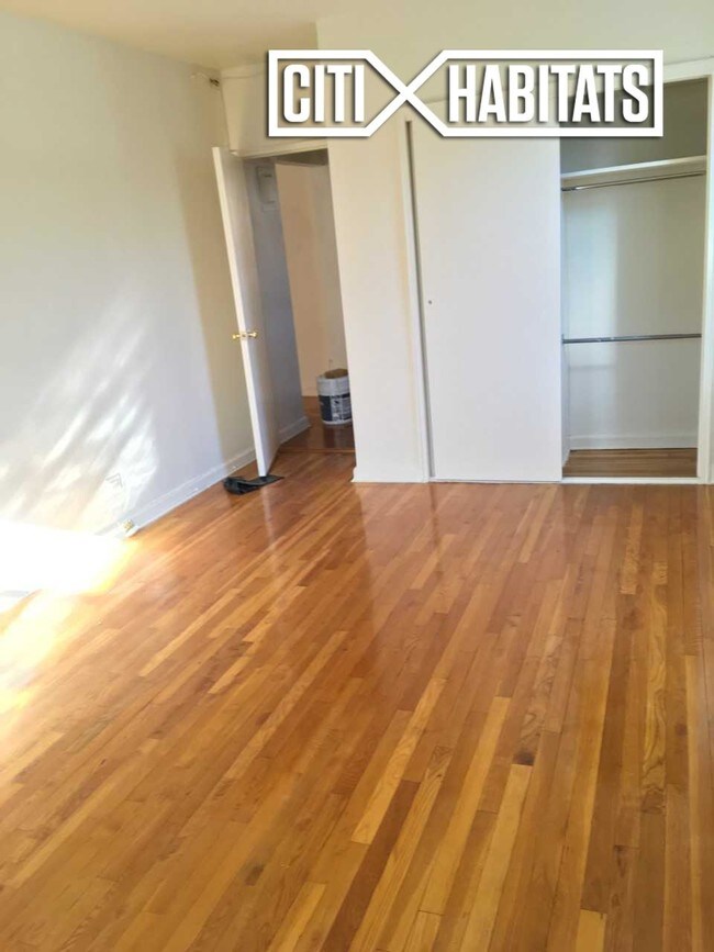 Foto del edificio - 6441 Saunders St