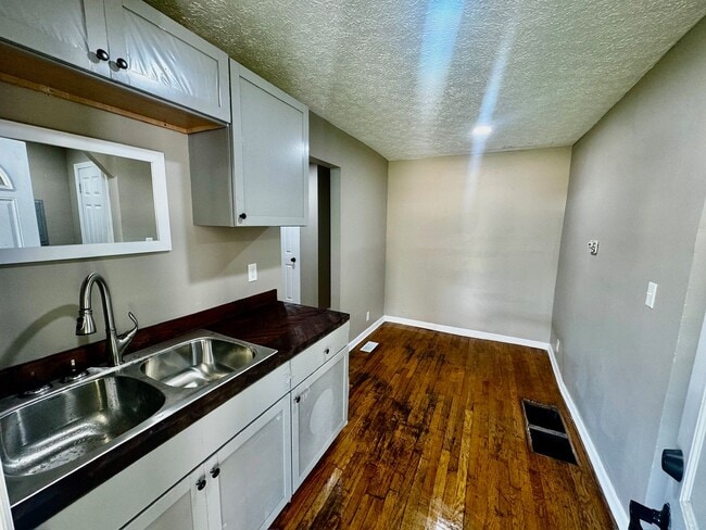 Building Photo - Shelby Park Studio Apartment - $650, Section 8 Welcome