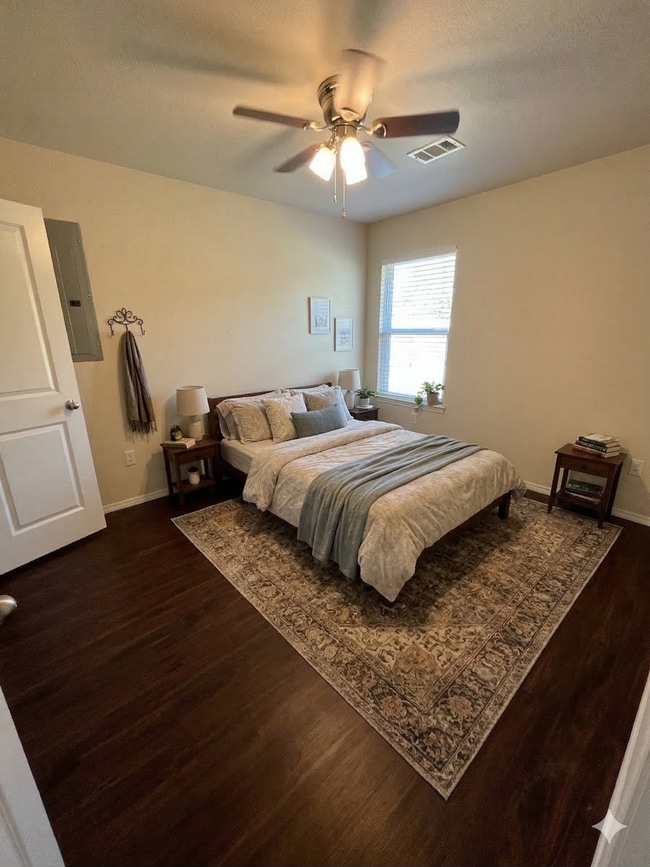 Building Photo - Quiet Neighborhoods/Paved Road/Cozy Home