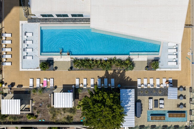 Luxurious Pool Deck - 1400HiLine