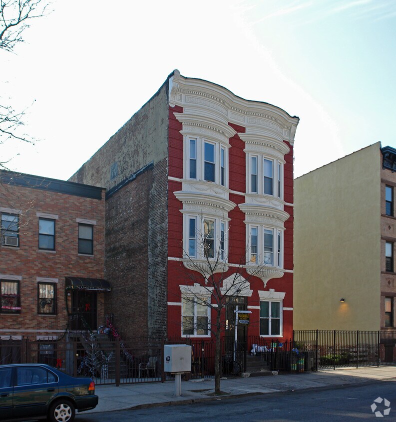 Building Photo - 542 Kosciusko St