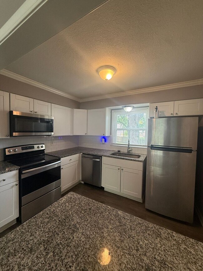 Foto del edificio - Charming 2-Bedroom, 1-Bath Home in Raytown, MO – Modern Finishes & Spacious Yard!