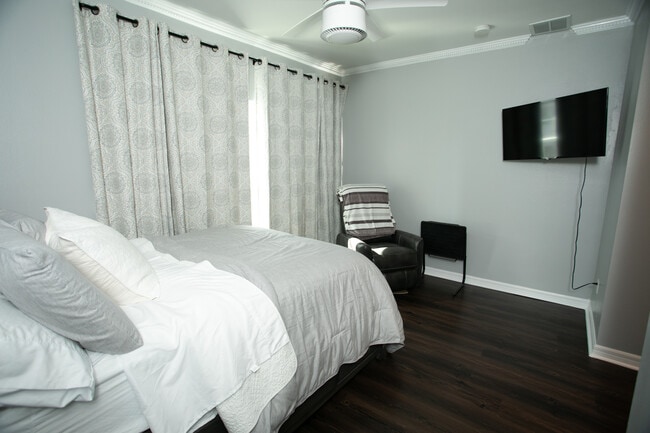 Dormitorio 3 - 343 E Church St