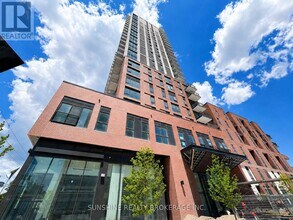Building Photo - 10 Oak St