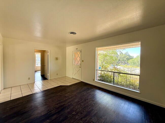 Foto del edificio - Walk to St. Edwards University!-2711 Little John