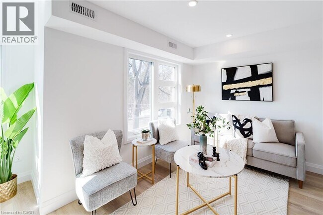 Photo du bâtiment - 825 Stirling Ave S