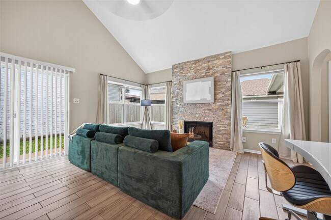 Foto del edificio - 6635 Queensclub Dr