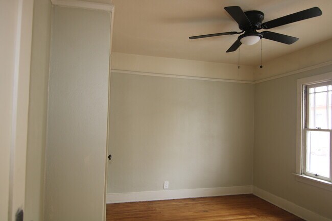 Building Photo - 831 E Chevy Chase Dr