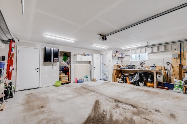 Building Photo - Bright 1-Bedroom Garage Suite & Double Garage/Parking Pad in Montrose Area