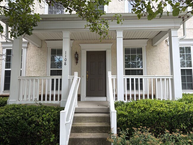 Foto del edificio - COMING SOON 8/8 | Spacious 3-Bedroom Townhome in Desirable Windsor Ridge