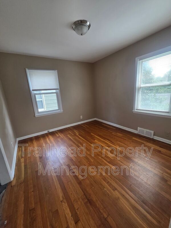 Building Photo - 1223 N Cottage Ave