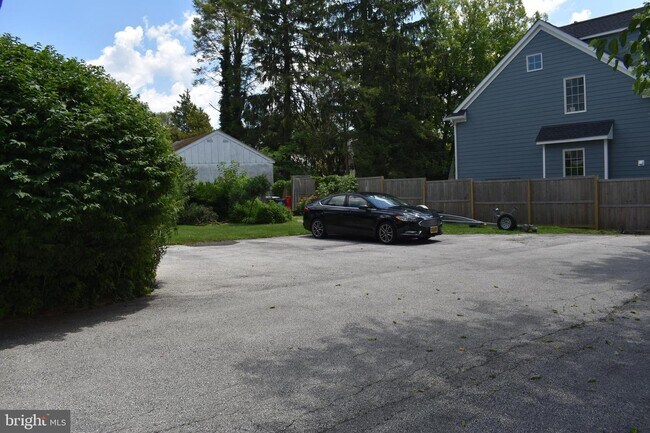 Building Photo - 606 Kromer Ave