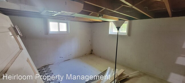 Building Photo - 2 br, 1 bath House - 718 E Skyline Parkway