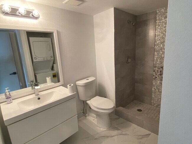 Building Photo - 158 Lakeview Dr