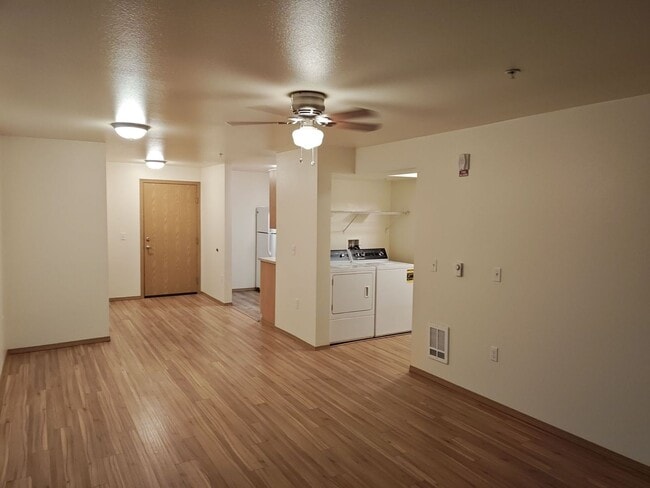 Building Photo - 3 bedroom - elevators in building - 2nd floor unit with balcony!