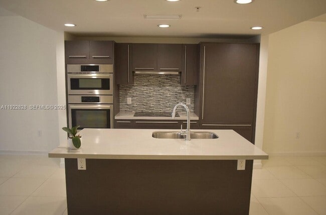 Foto del edificio - 7661 NW 107th Ave