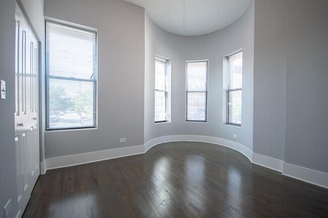 Foto del edificio - 3 bedroom in Chicago IL 60608